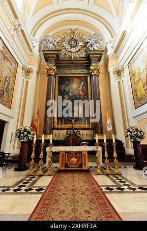 Iglesia Catedral de las Fuerzas Armadas, Madrid, Spagna, Europa, un altare riccamente decorato in una chiesa, fiancheggiato da dipinti e statue Foto Stock