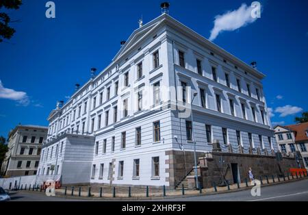 Schwerin, Germania. 15 luglio 2024. La cosiddetta Kollegiengebäude, l'attuale cancelleria di stato del governo statale del Meclemburgo-Vorpommern, fa parte del Residenzensemble, insieme al palazzo e ad altri 36 edifici storici. Con questo complesso architettonico, la capitale dello stato sta facendo domanda per essere inclusa nella lista del patrimonio mondiale dell'UNESCO. La decisione dell'UNESCO dovrebbe essere presa a nuova Delhi (India) il 27 luglio 2024. Crediti: Jens Büttner/dpa/Alamy Live News Foto Stock