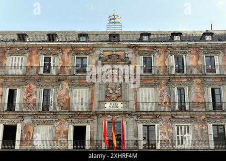 Plaza Mayor, Madrid, Spagna, Europa, spaziosa facciata di un edificio storico sulla Plaza Mayor con decorazioni artistiche e diversi balconi Foto Stock