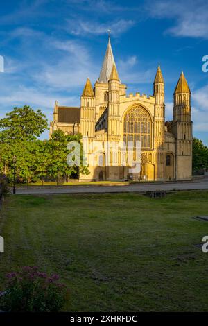 Il fronte occidentale della cattedrale di Rochester in prima serata Foto Stock