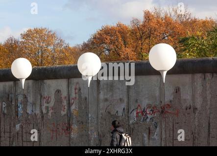 In occasione del 25° anniversario della caduta del muro di Berlino, i palloncini illuminati simboleggiano il corso del confine nella Berlino precedentemente divisa. Il Foto Stock