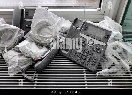 Nel cantiere di un ufficio si trova un vecchio sistema telefonico con cavi e ricevitore telefonico ricoperto di polvere, Berlino, 03.07.2024., Berlino Foto Stock