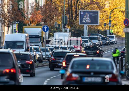 Gladbecker Strasse a Essen, B224, strada cittadina a Essen fortemente inquinata dall'inquinamento atmosferico, parte di una possibile zona di divieto di circolazione dei motori diesel a Essen Foto Stock