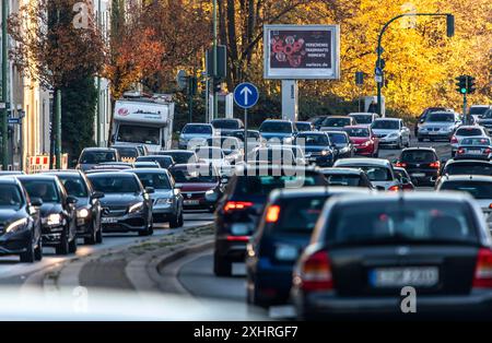 Gladbecker Strasse a Essen, B224, strada cittadina a Essen fortemente inquinata dall'inquinamento atmosferico, parte di una possibile zona di divieto di circolazione dei motori diesel a Essen Foto Stock