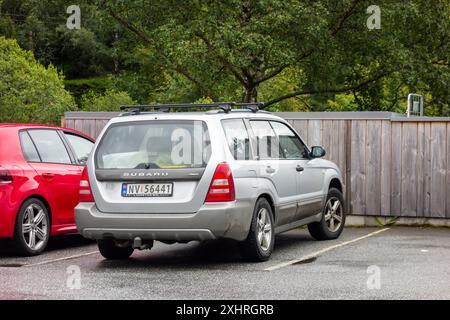 KINSARVIK, NORVEGIA - 13 AGOSTO 2016: Auto crossover Subaru Forester AWD parcheggiata su strada, vista posteriore Foto Stock