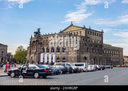 DRESDA, GERMANIA - 27 APRILE 2015: Costruzione della Semperoper Dresda in Germania, parcheggio auto con Mercedes-Benz Classe E. Foto Stock