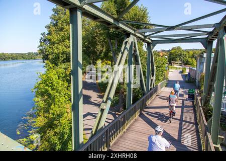 Pista ciclabile della valle della Ruhr, ex ponte ferroviario sulla Ruhr, lago Baldeney ad Essen, pista ciclabile e pedonale, Essen, Renania settentrionale-Vestfalia, Germania Foto Stock