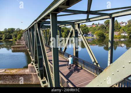 Pista ciclabile della valle della Ruhr, ex ponte ferroviario sulla Ruhr, lago Baldeney ad Essen, pista ciclabile e pedonale, Essen, Renania settentrionale-Vestfalia, Germania Foto Stock