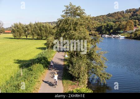 Pista ciclabile della valle della Ruhr, Ruhr, pista ciclabile e pedonale, tra Essen-Werden ed Essen Kettwig, Essen, Renania settentrionale-Vestfalia, Germania Foto Stock