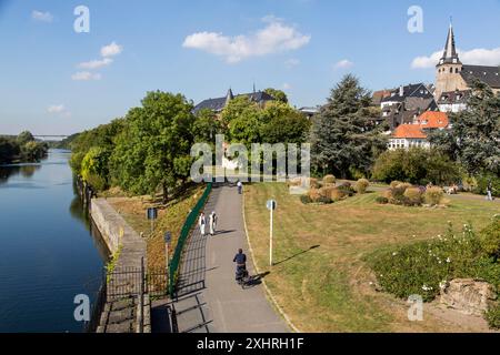 Pista ciclabile della valle della Ruhr, Ruhr, pista ciclabile e pedonale, centro storico di Essen Kettwig, Essen, Renania settentrionale-Vestfalia, Germania Foto Stock