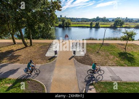 Pista ciclabile della valle della Ruhr, Ruhr, pista ciclabile e pedonale, a Essen-Steele, Essen, Renania settentrionale-Vestfalia, Germania Foto Stock