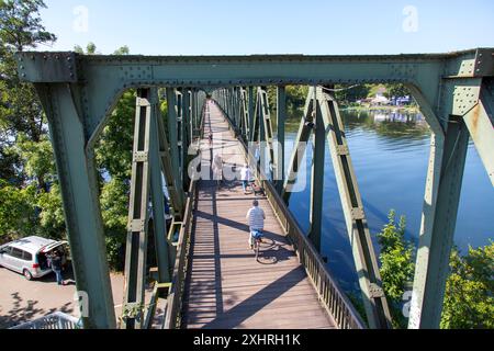 Pista ciclabile della valle della Ruhr, ex ponte ferroviario sulla Ruhr, lago Baldeney ad Essen, pista ciclabile e pedonale, Essen, Renania settentrionale-Vestfalia, Germania Foto Stock