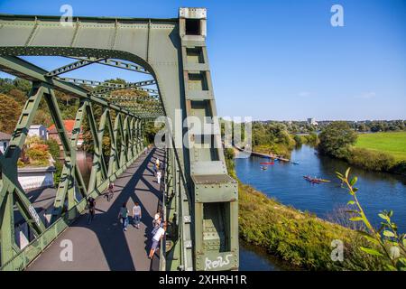 Pista ciclabile della valle della Ruhr, ex ponte ferroviario sulla Ruhr, a Essen, pista ciclabile e pedonale, Essen, Renania settentrionale-Vestfalia, Germania Foto Stock