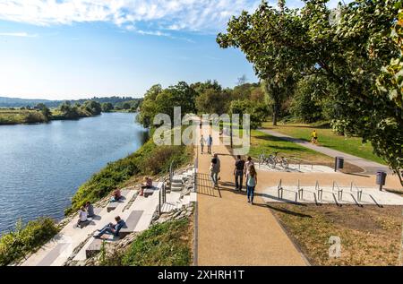 Pista ciclabile della valle della Ruhr, Ruhr, pista ciclabile e pedonale, a Essen-Steele, Essen, Renania settentrionale-Vestfalia, Germania Foto Stock