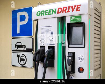 Sochi, Russia - 23 febbraio 2023: Stazione di ricarica per veicoli elettrici gestita da "GreenDrive", Sochi Foto Stock