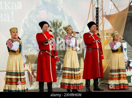 Sochi, Russia - 23 febbraio 2023: Gli artisti si esibiscono sul palco in costumi nazionali Kuban Foto Stock