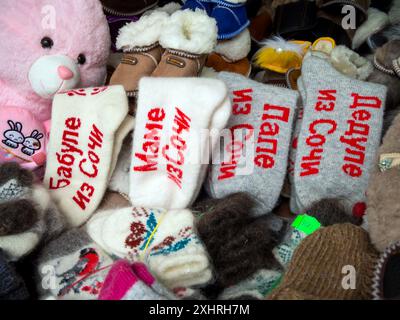 Sochi, Russia - 23 febbraio 2023: Calze di lana regalo nei negozi di souvenir di Sochi Foto Stock