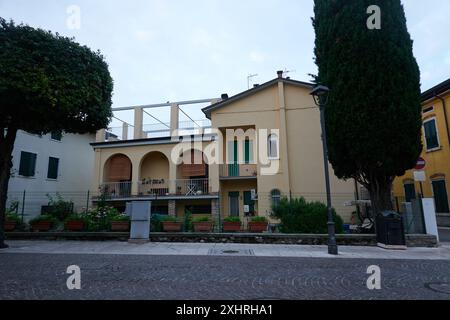 Lazise, Italia - 15 giugno 2024 - le strade vuote di Lazise al mattino presto Foto Stock