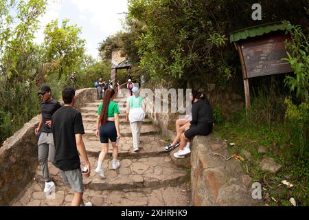 Bogotà, Colombia, 3-1-2024. I turisti provenienti dalla Colombia e da altri paesi salgono fino alla collina di Monserrate a Bogotà. Foto di Jose I. Bula Urrutia Foto Stock