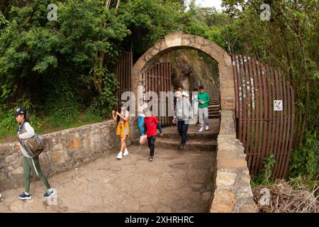 Bogotà, Colombia, 3-1-2024. I turisti provenienti dalla Colombia e da altri paesi salgono fino alla collina di Monserrate a Bogotà. Foto di Jose I. Bula Urrutia Foto Stock