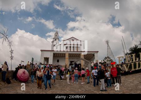 Bogotà, Colombia, 3-1-2024. I turisti provenienti dalla Colombia e da altri paesi salgono fino alla collina di Monserrate a Bogotà. Foto di Jose I. Bula Urrutia Foto Stock