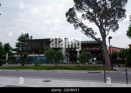 Lazise, Italia - 15 giugno 2024 - le strade vuote di Lazise al mattino presto Foto Stock