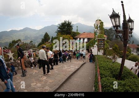 Bogotà, Colombia, 3-1-2024. I turisti provenienti dalla Colombia e da altri paesi salgono fino alla collina di Monserrate a Bogotà. Foto di Jose I. Bula Urrutia Foto Stock