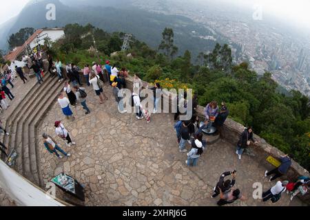 Bogotà, Colombia, 3-1-2024. I turisti provenienti dalla Colombia e da altri paesi salgono fino alla collina di Monserrate a Bogotà. Foto di Jose I. Bula Urrutia Foto Stock