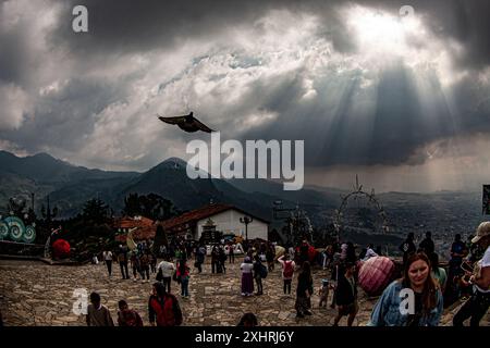 Bogotà, Colombia, 3-1-2024. I turisti provenienti dalla Colombia e da altri paesi salgono fino alla collina di Monserrate a Bogotà. Foto di Jose I. Bula Urrutia Foto Stock