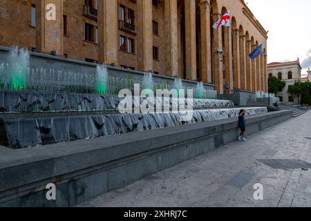 Tbilisi, Georgia - 21 GIUGNO 2024: L'edificio del Parlamento della Georgia è il luogo di incontro del Parlamento georgiano, situato in Rustaveli Avenue, TBI Foto Stock