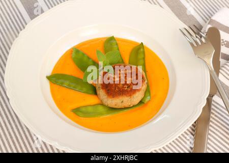 Cucina vegetariana, torte di noci su piselli dolci con salsa di zucca, salsa, verdure, piselli delle nevi, noci, salato, vegano, salato, fritto, sano Foto Stock