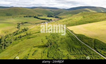 Vista aerea con droni delle fattorie di Skelfhill e Priesthaugh Hill a sud di Hawick, Scottish Borders, Scozia. Foto Stock