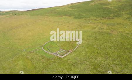 Veduta aerea di una casa di pecore costruita in pietra vicino a Dodburn, Hawick, Scottish Borders, Regno Unito. Le stufe di pecora forniscono riparo durante l'inverno. Foto Stock