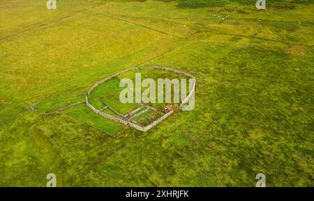 Veduta aerea di una casa di pecore costruita in pietra vicino a Dodburn, Hawick, Scottish Borders, Regno Unito. Le stufe di pecora forniscono riparo durante l'inverno. Foto Stock