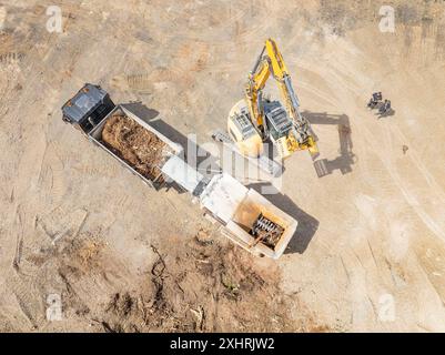 Vista aerea di escavatori e autocarri che lavorano in un grande cantiere, demolizione, riciclaggio, Saarbruecken, Germania Foto Stock