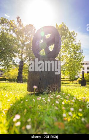 Un'impressionante scultura in legno sorge in un parco soleggiato circondato dal verde, Stadtpark Kleb, Nagold, Foresta Nera, Germania Foto Stock