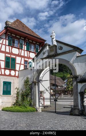 Ingresso inferiore alla Certosa di Ittingen, un ex monastero certosino con una statua di Bruno di Colonia, fondatore dell'ordine certosino Foto Stock