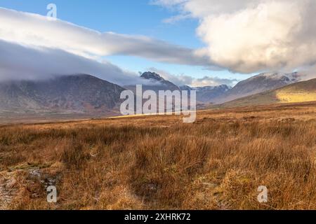 Vista mattutina d'inverno della valle di Ogwen, con nuvole che si formano sulle montagne. La valle è diventata una destinazione molto popolare per gli escursionisti. Eryri Foto Stock