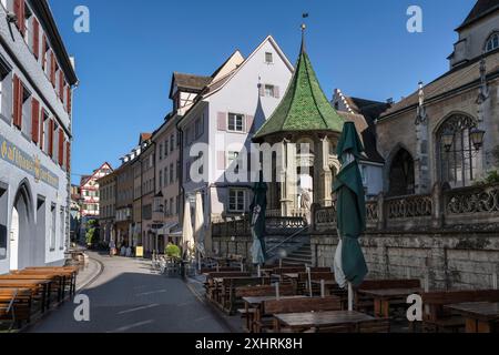 Muensterstrasse nel centro storico di Ueberlingen sul lago di Costanza, con la cappella di Oelberg, il distretto del lago di Costanza, Baden-Wuerttemberg, Germania Foto Stock