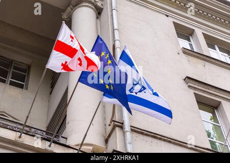 Tbilisi, Georgia - 21 GIUGNO 2024: Bandiere dell'Unione europea, della Georgia e di Israele appese su un balcone a Tbilisi, Georgia. Foto Stock