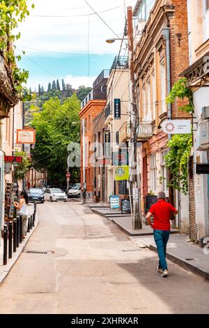 Tbilisi, Georgia - 21 GIUGNO 2024: Vista sulla strada e architettura tradizionale nella città vecchia di Tbilisi, Georgia. Foto Stock