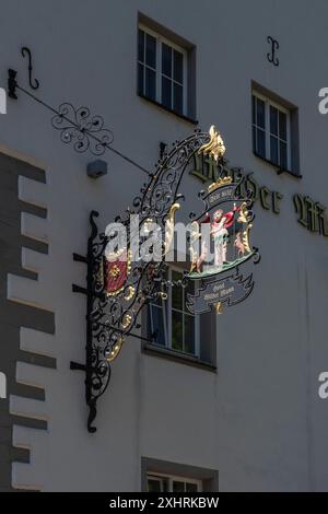 Insegna dello Strandhotel, ristorante Wilder Mann nella città vecchia di Meersburg sul Lago di Costanza, distretto del Lago di Costanza, Baden-Wuerttemberg Foto Stock