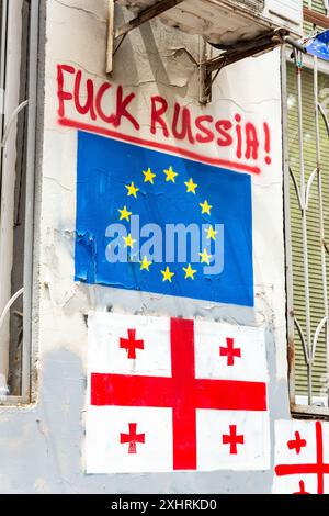 Tbilisi, Georgia - 21 GIUGNO 2024: Scritti anti-Russia sulle pareti di Tbilisi. Parte dei georgiani si oppongono alla Russia per l'occupazione georgiana e. Foto Stock