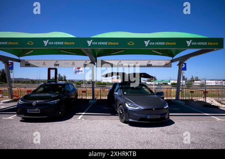 Le auto sono a pagamento, via Verde Electric, Repsol, stazione di ricarica, stazione di ricarica elettrica, stazione di rifornimento per auto elettriche, veicoli elettrici, pompa di benzina Foto Stock