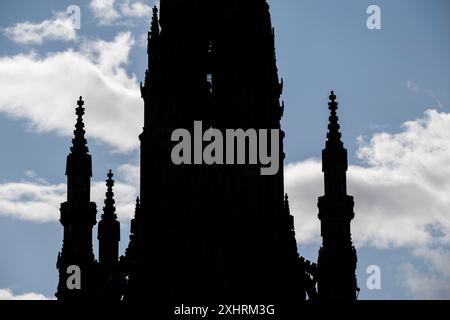 Silhouette Scott Monument, guglia vittoriana con 287 gradini costruita in onore dello scrittore Sir Walter Scott, Old Town, Edinburgh, Scotland, United Foto Stock