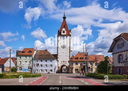 Porta della città di Kinzigtor con attraversamento ferroviario recintato e strada a Gengenbach, Foresta Nera, Ortenaukreis, Baden-Wuerttemberg, Germania Foto Stock