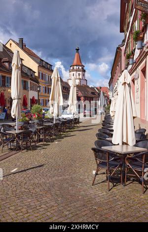 Area esterna del ristorante e wine bar Winzerstueble con Niggelturm in tempo piovoso sulla strada principale di Gengenbach, Foresta Nera Foto Stock