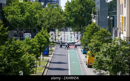 Berlino, Germania. 15 luglio 2024. I passanti attraversano Schloßstraße, una famosa via dello shopping nel sud di Berlino. Schloßstraße si estende per 1,5 km da Walther-Schreiber-Platz al municipio di Steglitz. Crediti: Monika Skolimowska/dpa/Alamy Live News Foto Stock