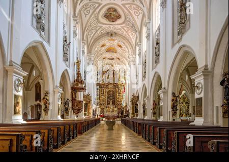 Navata con pulpito e altare maggiore della chiesa parrocchiale dell'assunzione della Vergine Maria, barocco, città vecchia, Landsberg am Lech, alta Baviera Foto Stock