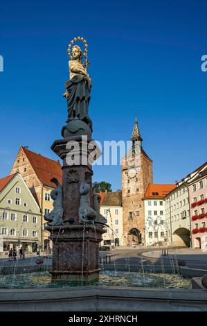 Fontana della Vergine Maria, Marienbrunnen barocca, porta-torre medievale, Stadtor Schmalzturm o bella torre, piazza principale, centro storico Foto Stock